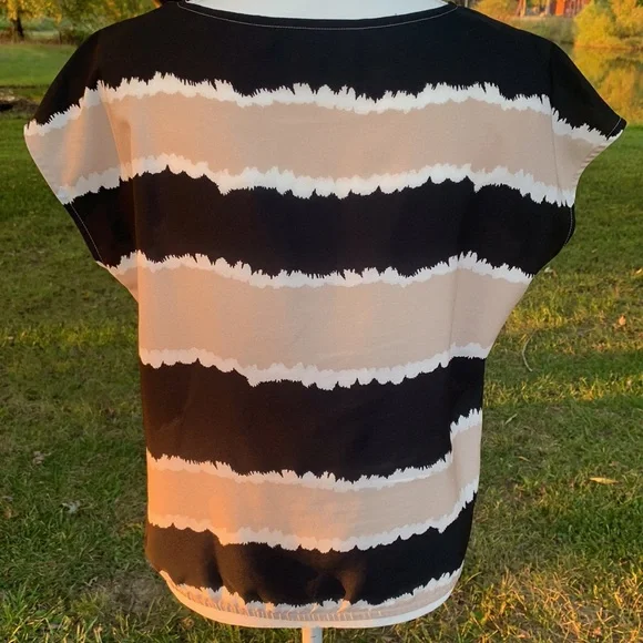 🌸LOFT GUC Keyhole Cap Sleeve Blouson Blouse Blk, Tan, & White Size Small Petite - Picture 3 of 6